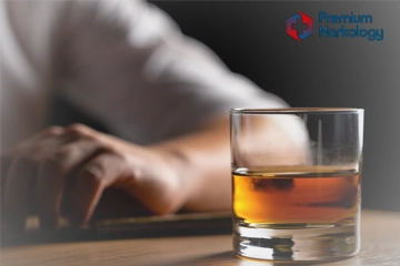 Алкоголик со стаканом